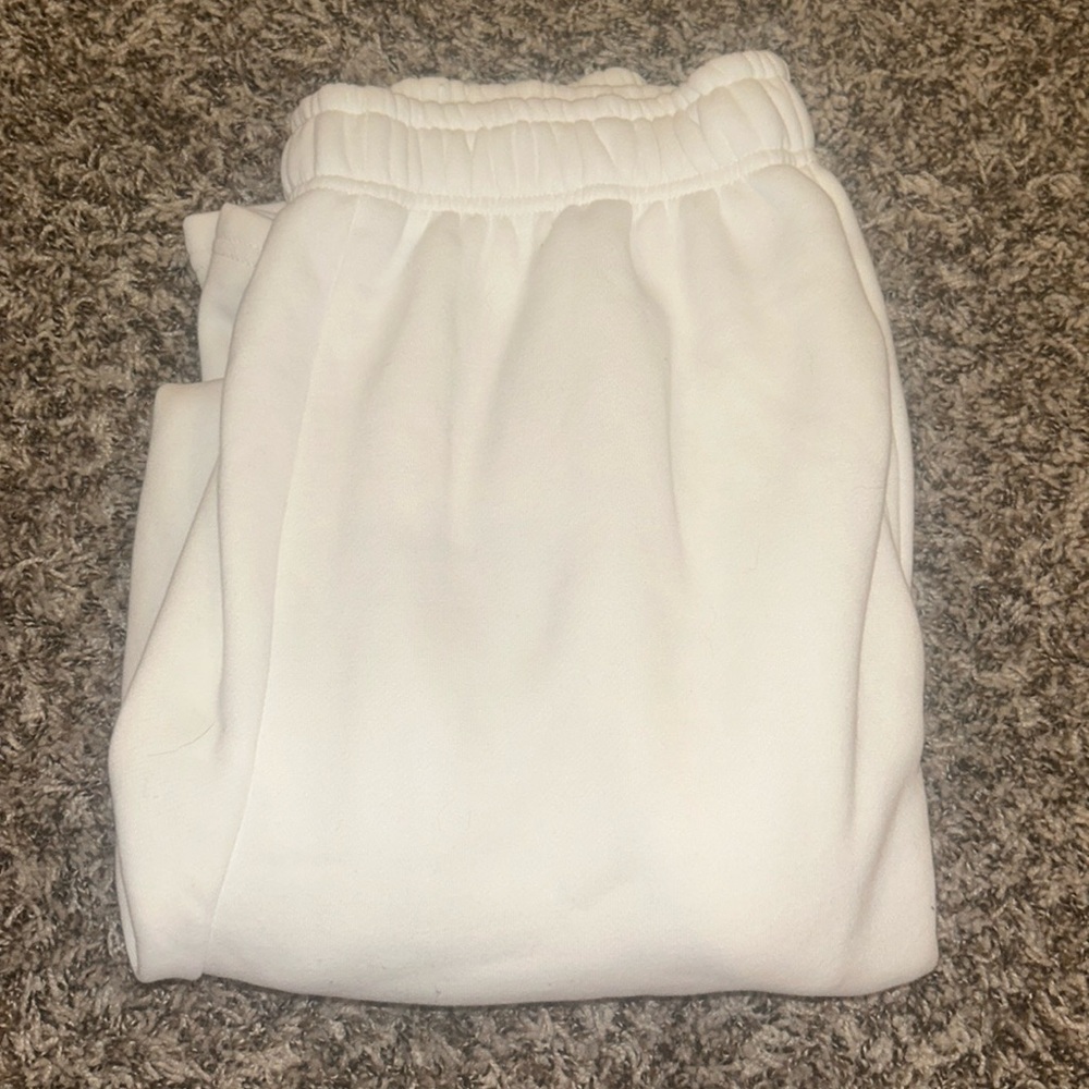 thick white sweatpants 🤍